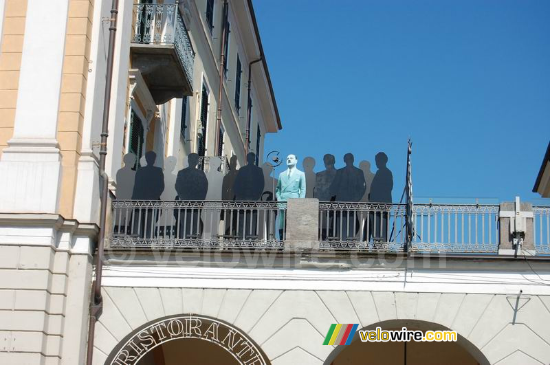 Silvio Berlusconi (?) aan het Piazza Tancredi Duccio Galimberti, Cuneo, Italië