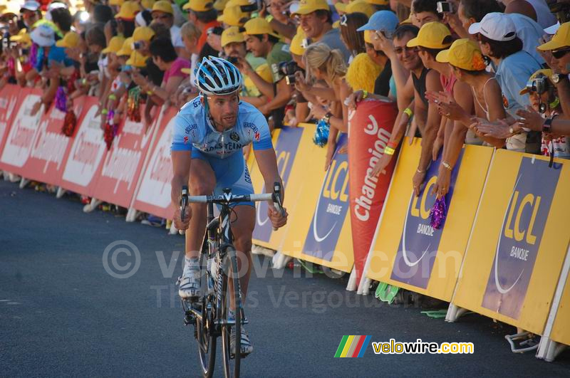 Stefan Schumacher (Gerolsteiner) bij de finish in Jausiers