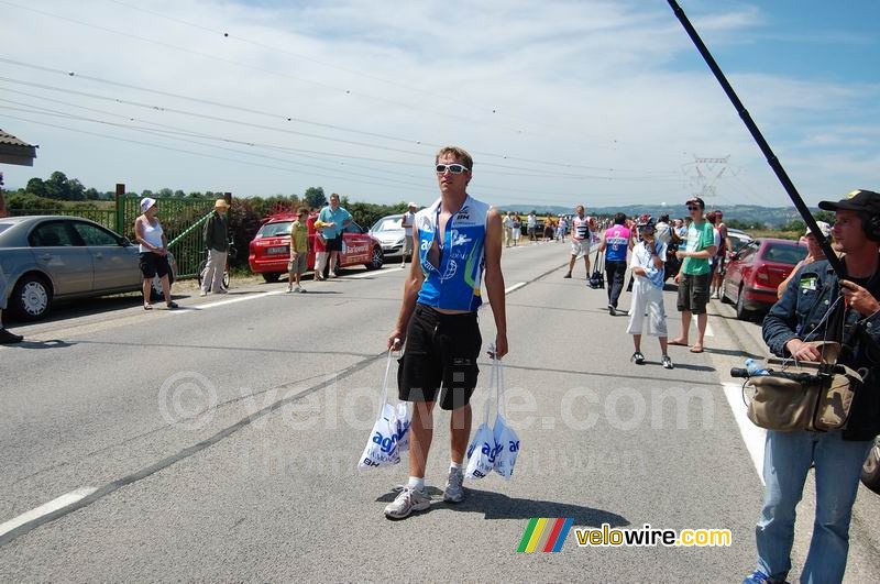 Manu met de etenszakjes voor de AG2R La Mondiale renners