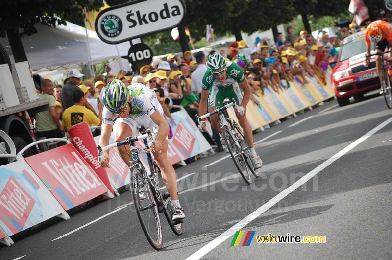 Romain Feillu (Agritubel), Christophe Le Mevel (Crédit Agricole) & Mikel Astarloza (Euskaltel Euskadi) bij de aankomst in Saint Etienne