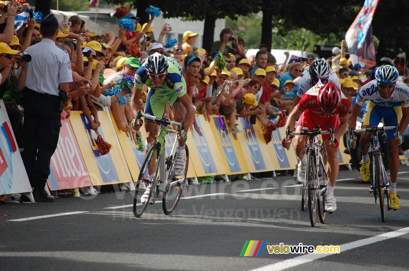 De sprint van Roman Kreuziger (Liquigas), Samuel Dumoulin (Cofidis), Cyril Dessel (AG2R La Mondiale) & Andy Schleck in Saint Etienne