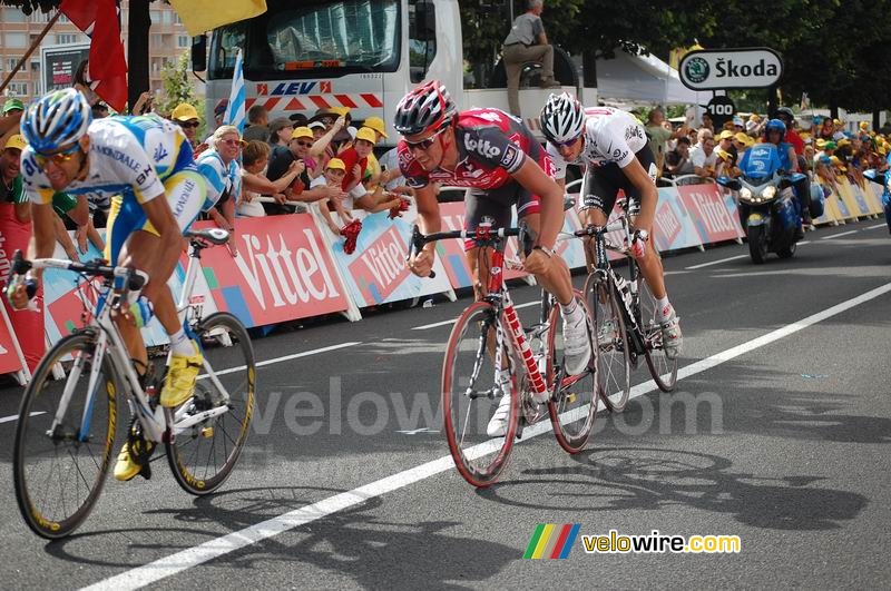 De sprint van Cyril Dessel (AG2R La Mondiale), Leif Hoste & Andy Schleck in Saint Etienne