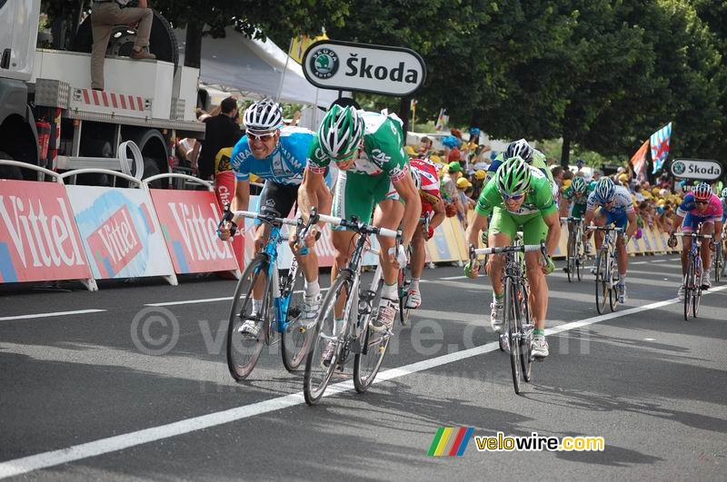 De sprint van Thor Hushovd (Crdit Agricole), Erik Zabel (Milram) & Oscar Freire (Rabobank) in Saint Etienne