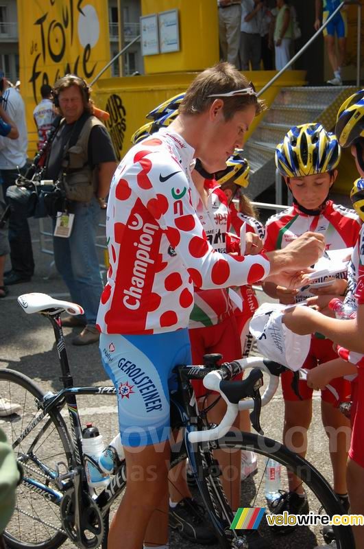 Bernhard Kohl (Gerolsteiner) deelt handtekeningen uit in Roanne