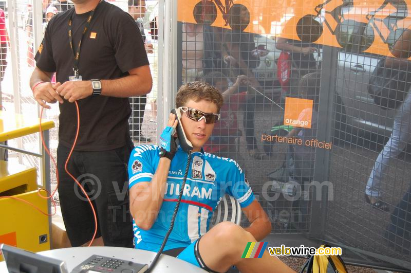 Niki Terpstra (Milram) aan de telefoon bij Orange in het Village Départ