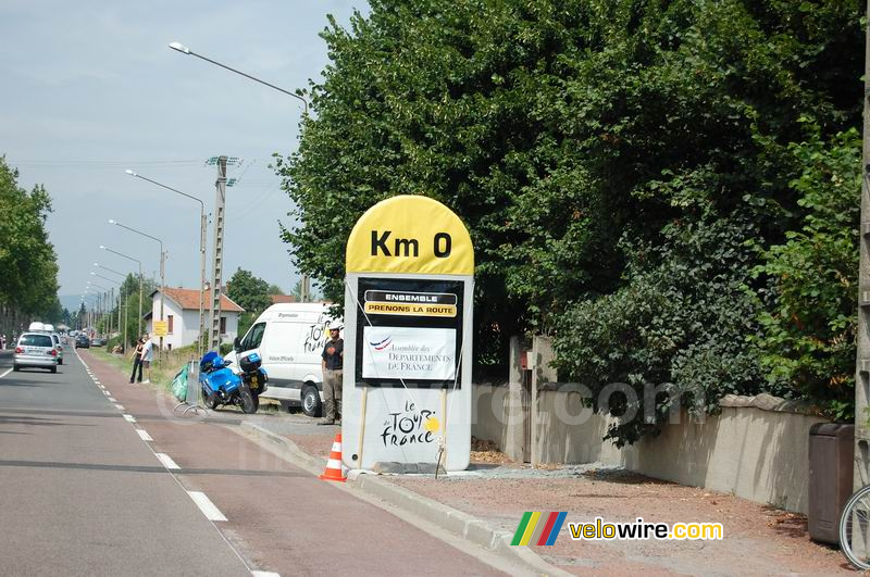 Net voorbij Saint-Léger-sur-Roanne: départ réel van de etappe Roanne > Montluçon