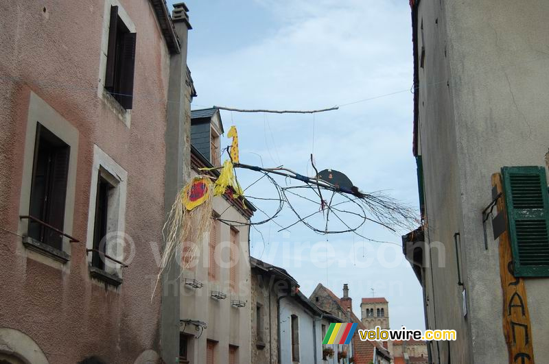 Decoratie: een fiets van takjes en stro
