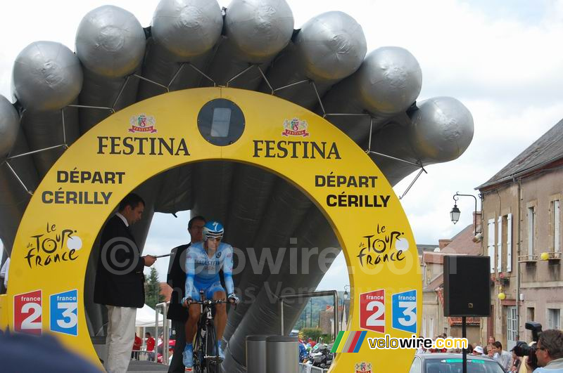 Ronny Scholz (Gerolsteiner) bij de start van de tijdrit in Cérilly