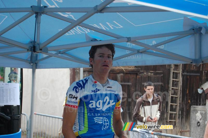 Martin Elmiger (AG2R La Mondiale) aan het warmrijden in Cérilly