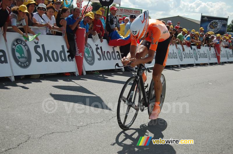Mikel Astarloza (Euskaltel Euskadi) bij aankomst in Saint-Amand-Montrond