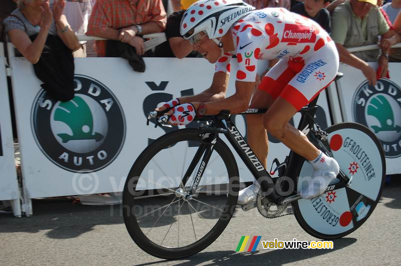 Bernhard Kohl (Gerolsteiner) bij aankomst in Saint-Amand-Montrond