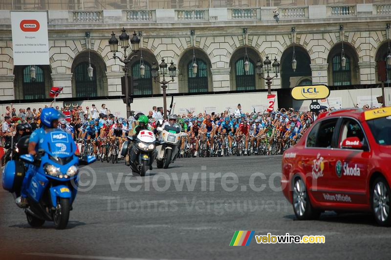 De eerste doorkomst van de renners op het Place de la Concorde in Parijs