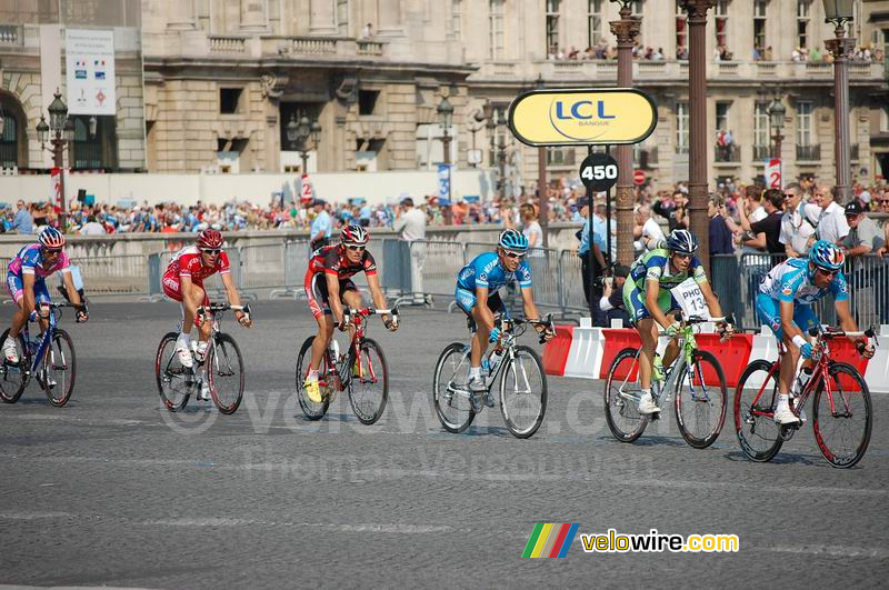 Een kopgroep van Jérôme Pineau (Bouygues Telecom), Vincenzo Nibali (Liquigas), Björn Schröder (Milram), Luis-Leon Sanchez (Caisse d'Epargne), Florent Brard (Cofidis) & Daniele Righi (Lampre)