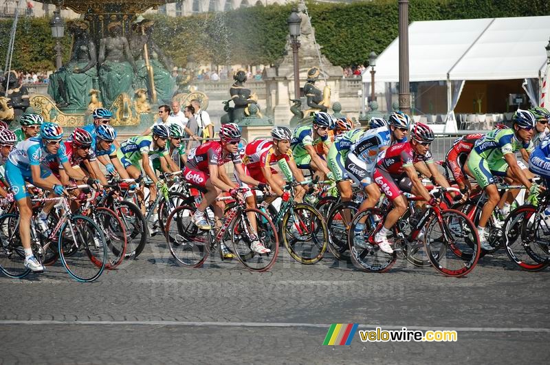 Het peloton met onder andere Cadel Evans (Silence Lotto)