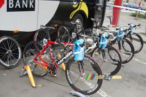 The Cervélo bikes for CSC Saxo Bank are ready for the start (822x)