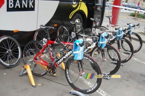 The Cervélo bikes for CSC Saxo Bank are ready for the start (637x)