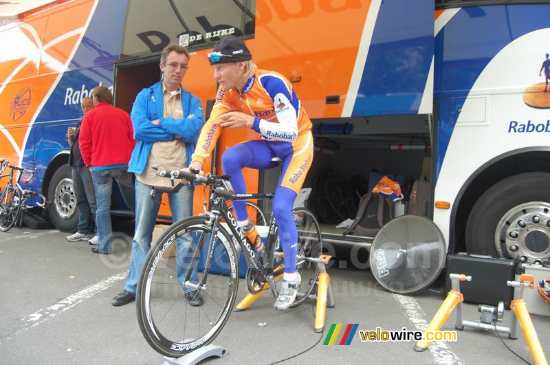 Bram de Groot (Rabobank) aan het warm rijden