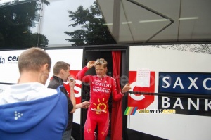 Frank Hoj (Cofidis) caught ... coming out of the CSC Saxo Bank bus ;-) (501x)