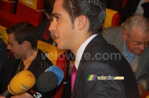 Alberto Contador (Astana) is being interviewed right after he entered the room (1287x)