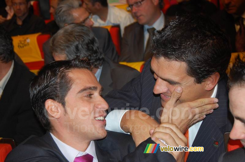 Alberto Contador (Astana): amicaal welkom met Gorka Gerrikagoitia (ploegleider Euskaltel Euskadi)
