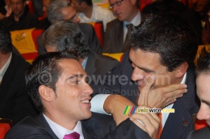 Alberto Contador (Astana): friendly welcome with Gorka Gerrikagoitia (directeur sportif Euskaltel Euskadi) (1494x)