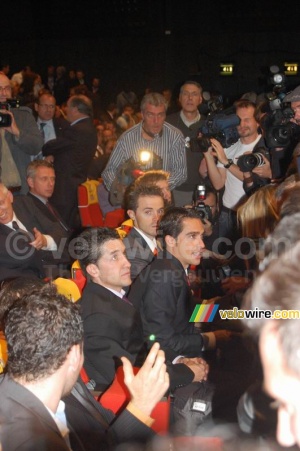 Many people gathering around Carlos Sastre (CSC Saxo Bank), Alberto Contador (Astana) & Samuel Sanchez (Euskaltel Euskadi) (1111x)