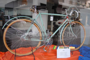 One of the many bikes in the shop windows - look at this speed change mechanism! (568x)