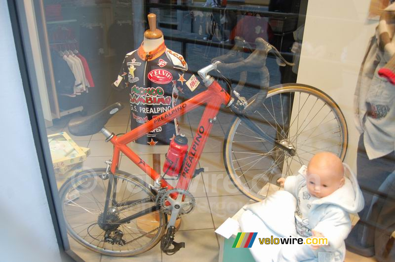 Een kinderkledingwinkel met een Prealpino kinderfiets