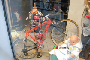 A child clothes shop with a Prealpino bike for a child (729x)