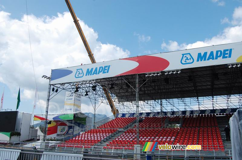 Handtekeningenpodium en tribune in het Mapei Cycling Stadium