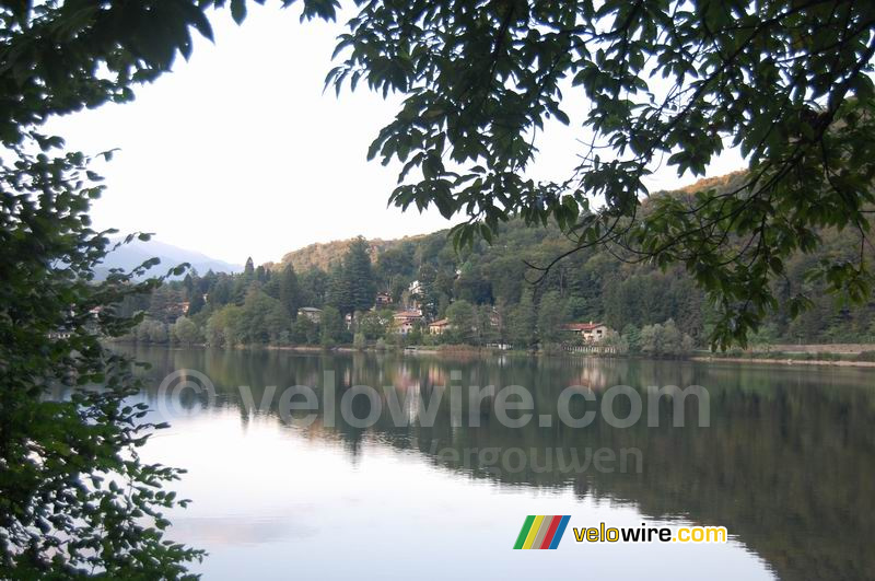 Uitzicht over het meer bij onze camping in Ghirla