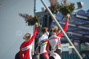 The podium for the ladies time trial: 1/ Amber Neben (USA), 2/ Christiane Soeder (Austria) en 3/ Judith Arndt (Germany) - with the flowers (589x)