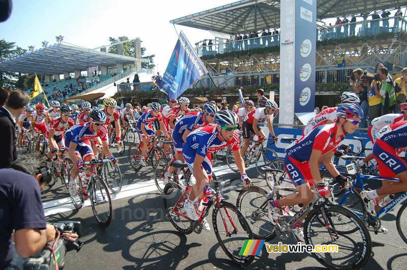 De Engelse ploeg en twee renners uit Costa Rica (G. Obando Brenes & Jose Vega Solano)