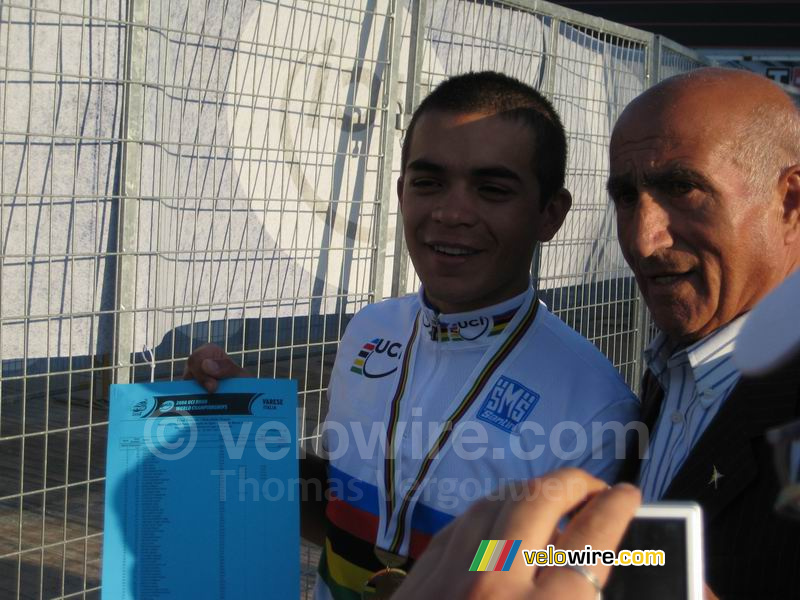 Wereldkampioen Fabio Andres Duarte Arevalo met de lijst waarop zijn naam bovenaan prijkt