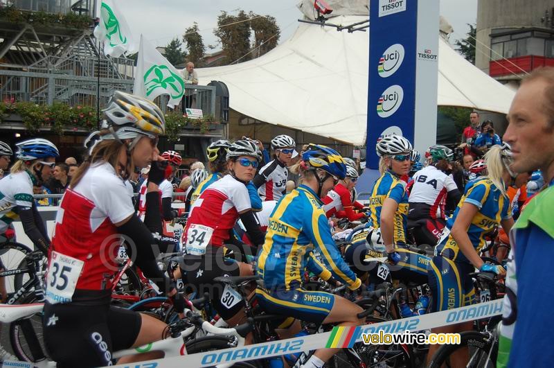 De dames maken zich klaar voor de start (Zwitserland, Zweden, USA)
