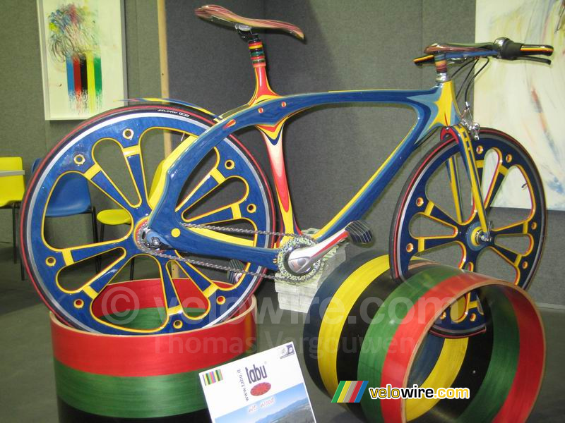 Een houten fiets
