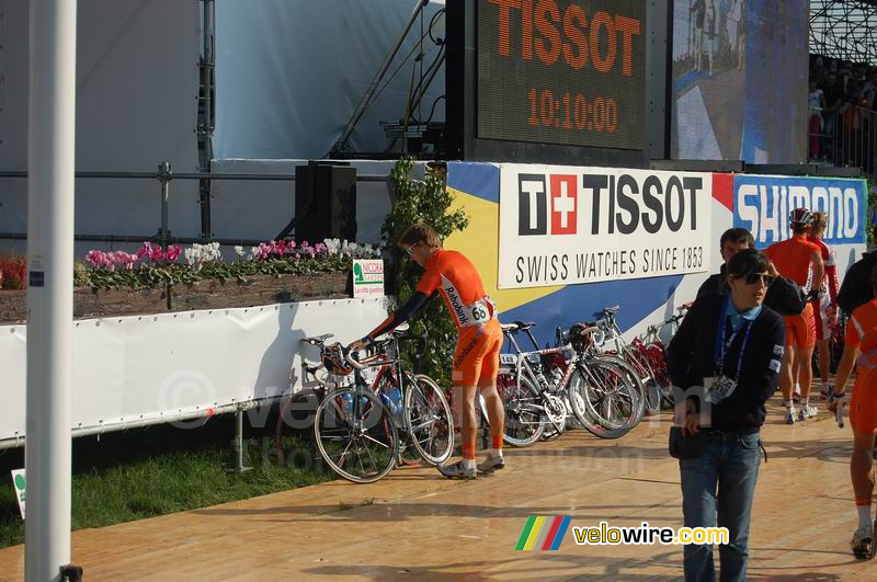 Marc de Maar (Rabobank/NLD) zet z'n fiets weg