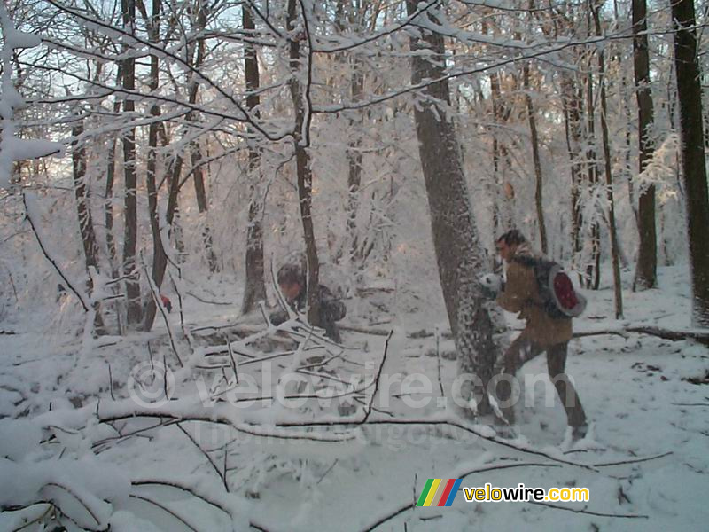 Vincent achtervolgt Virginie in het bos van Meudon