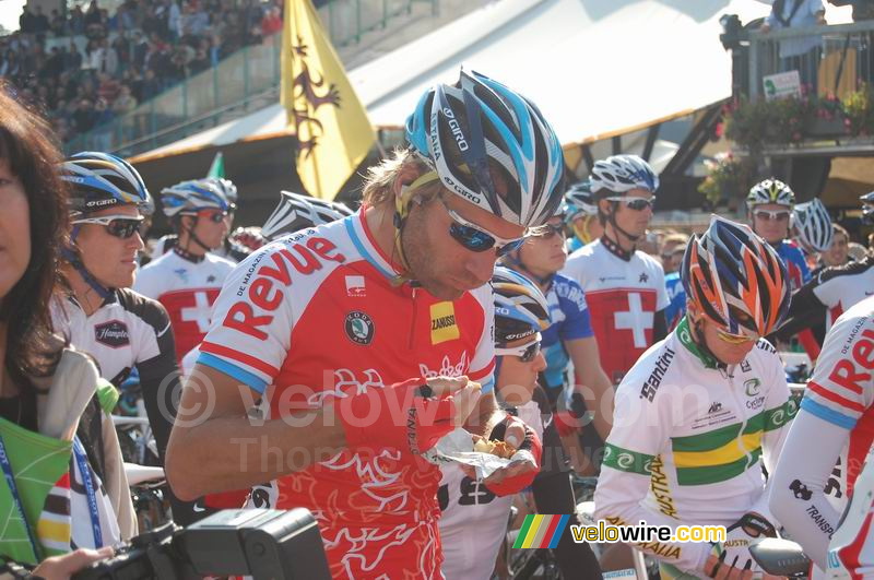 Benoît Joachim (Astana/LUX) eet een appeltaartje voor vertrek