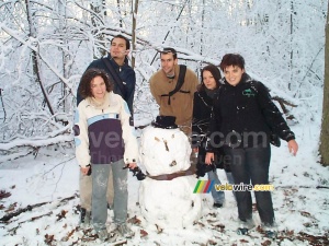 Notre bonhomme de neige dans la forêt de Meudon et ses créateurs (543x)