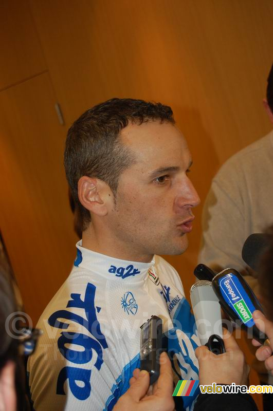 Cyril Dessel middenin een interview