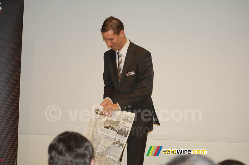 Mathieu Drujon doet een goocheltruc met een krant (4)