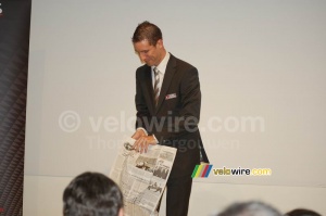 Mathieu Drujon fait un tour de magie avec un journal (4) (865x)