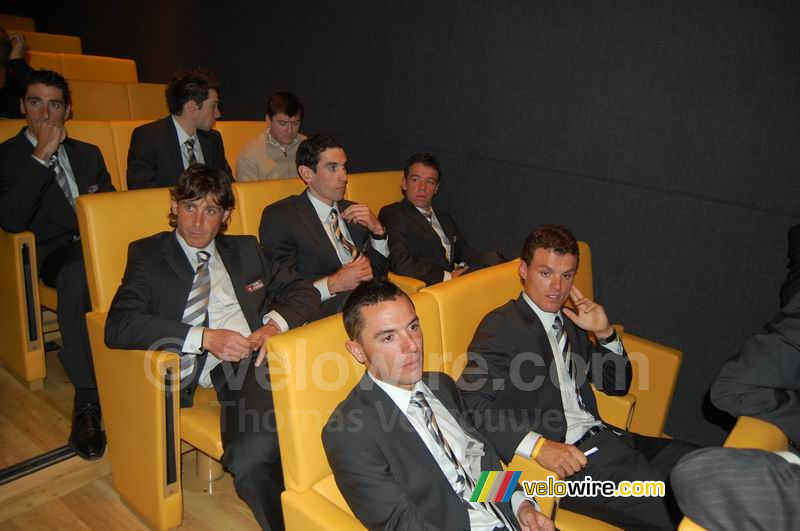 Een deel van de renners na de presentatie