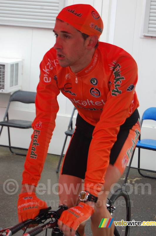 Aitor Hernandez Gutierrez (Euskaltel Euskadi) tijdens zijn warming up