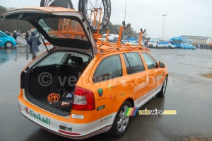 La voiture de l'équipe Euskaltel Euskadi (881x)