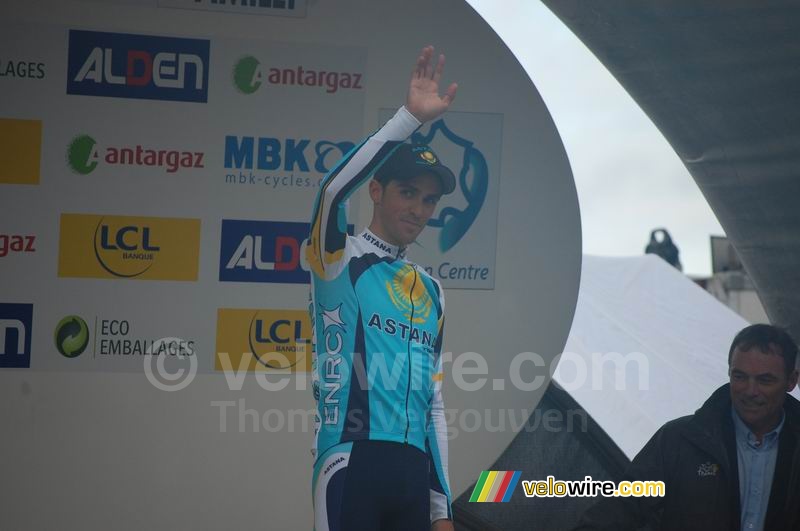 Alberto Contador (Astana) begroet het publiek