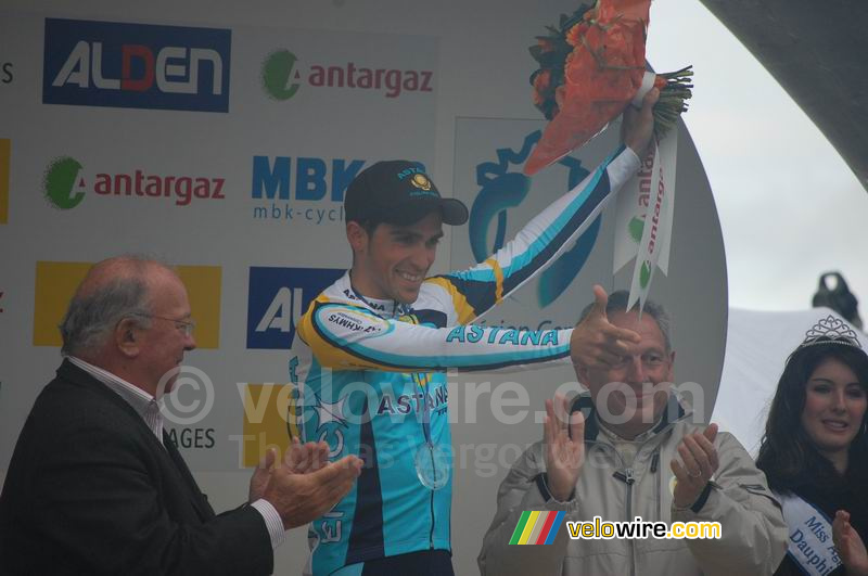 Alberto Contador (Astana) maakt een schietgebaar