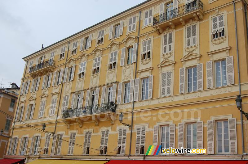 Een geel gebouw aan de Cours Saleya