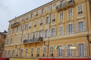 A yellow building in the Cours Saleya (800x)